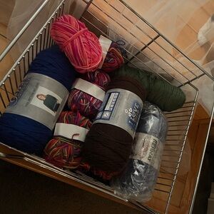 BUNDLE OF YARN/ NEEDLS AND BOOKS . SELLING BUNDLE TOGETHER